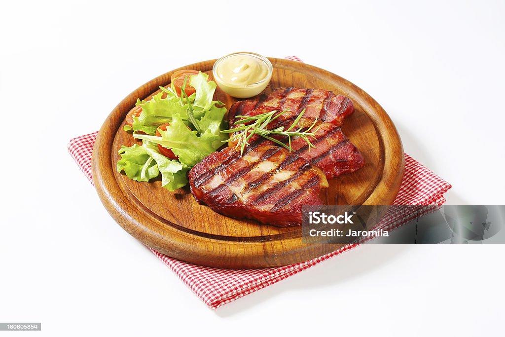 Cerdo asado con cuello en una ronda tabla de cortar - Foto de stock de Aperitivo - Plato de comida libre de derechos