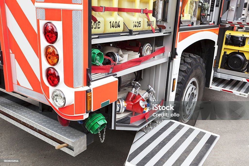 Bombeiros equipamentos dentro de um caminhão de bombeiros - Foto de stock de Acidentes e desastres royalty-free