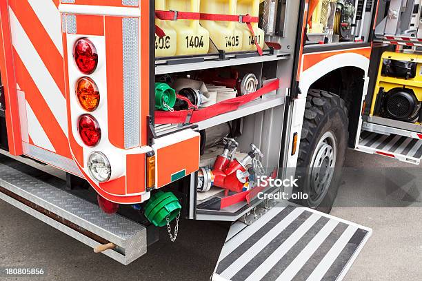 Foto de Bombeiros Equipamentos Dentro De Um Caminhão De Bombeiros e mais fotos de stock de Acidentes e desastres