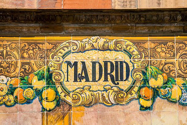 madrid écrit sur un sol en carreaux de céramique - spanish tiles photos et images de collection