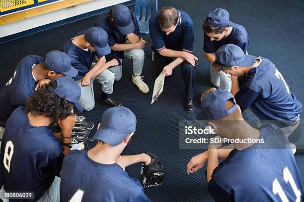 Highschoolbaseballspieler Beten Zusammen In Umkleidekabine Stockfoto und mehr Bilder von Beten