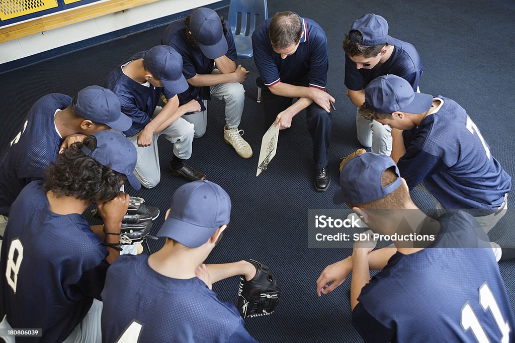 Béisbol de escuela secundaria jugadores rezar juntos en Servicio de vestuario con casillero - Foto de stock de Rezar libre de derechos