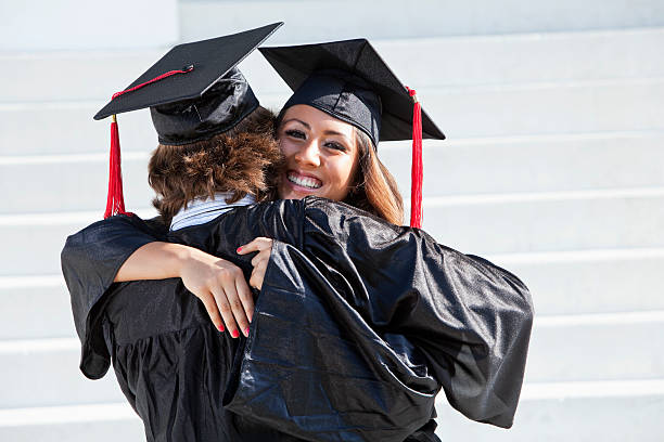 glücklich absolventen paar - high school student graduation education friendship stock-fotos und bilder
