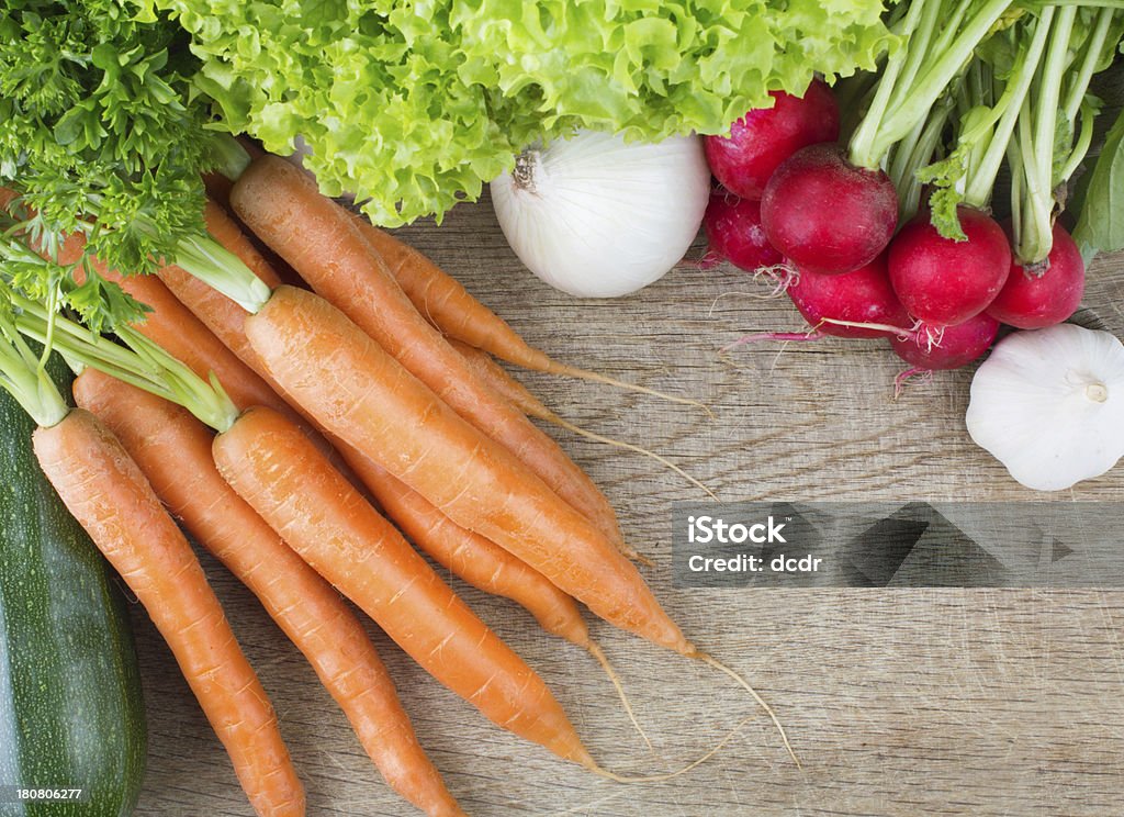 Mélange de légumes frais sur Planche à découper - Photo de Ail - Légume à bulbe libre de droits