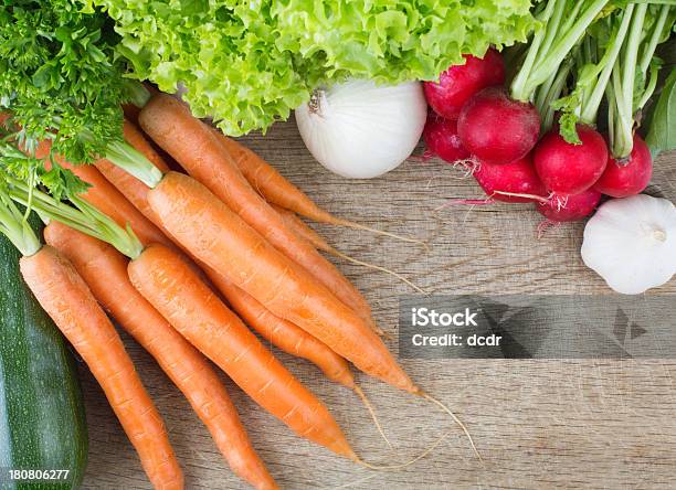 Photo libre de droit de Mélange De Légumes Frais Sur Planche À Découper banque d'images et plus d'images libres de droit de Ail - Légume à bulbe - Ail - Légume à bulbe, Aliment, Aliment cru