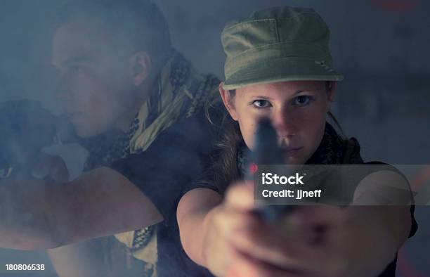 Foto de Armadas Feminino e mais fotos de stock de Adulto - Adulto, Arma de Fogo, Armamento