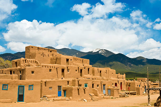 アドビ様式の建築 - taos ストックフォトと画像