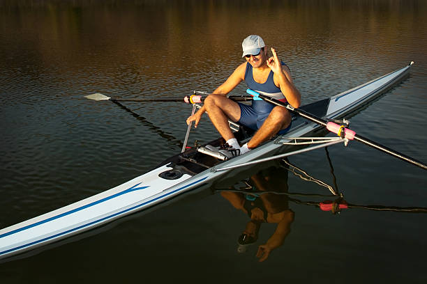 aviron homme sur un bateau everythink est d'accord - skiff photos et images de collection