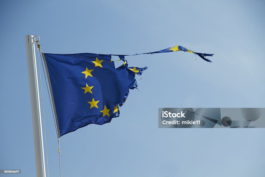 Lacerato Bandiera dell'Unione europea. - Foto stock royalty-free di La Comunità Europea