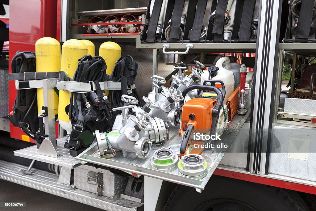 Bombeiros equipamentos dentro de um caminhão de bombeiros - Foto de stock de Armário com Fechadura royalty-free