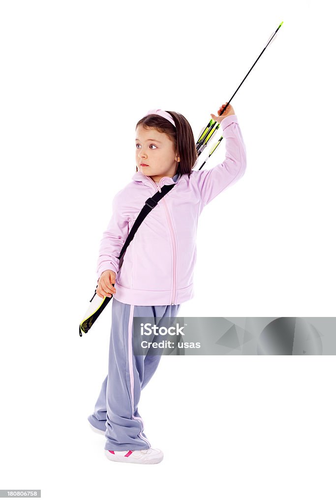 Petite fille prenant flèche de tir à l'arc dans quiver - Photo de 4-5 ans libre de droits