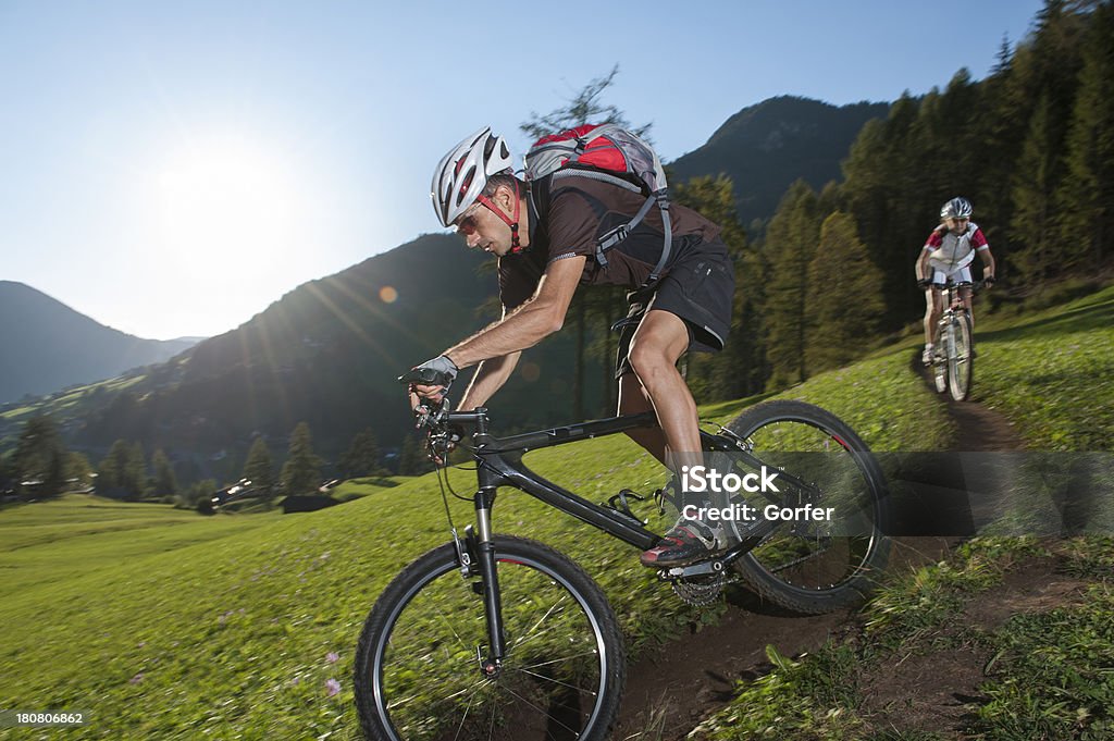 Ciclista de montaña en sumerge a down the trail - Foto de stock de Actividad libre de derechos