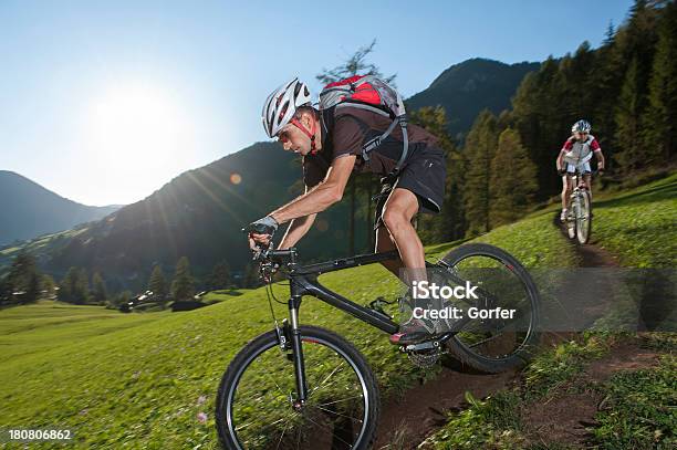 Ciclista De Montaña En Sumerge A Down The Trail Foto de stock y más banco de imágenes de Actividad - Actividad, Adulto, Aire libre