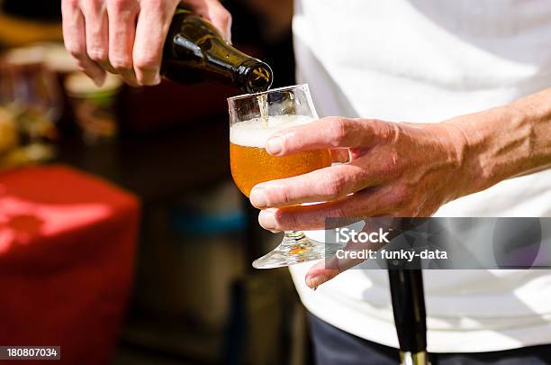 Foto de Homem Servindo Cerveja e mais fotos de stock de Balcão de bar - Balcão de bar, Bar, Barman