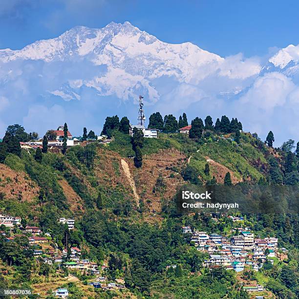 Foto de Vista Panorâmica De Darjeeling Com O Monte Kanchengjunga Ao Fundo e mais fotos de stock de Darjeeling