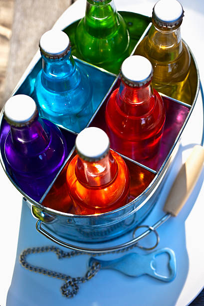 soda pop lub alkoholowego chłodnice - drink bottle soda bucket zdjęcia i obrazy z banku zdjęć