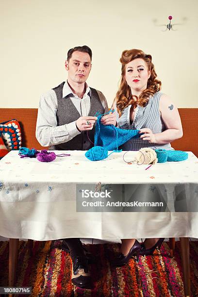 50 年代のカップルニット - 男性のストックフォトや画像を多数ご用意 - 男性, かぎ針編みをする, 編む