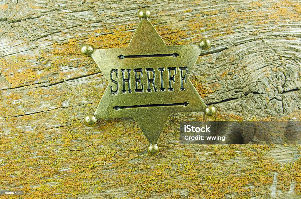 Latón Sheriff Badge en Barn de planchar - Foto de stock de Antigualla libre de derechos