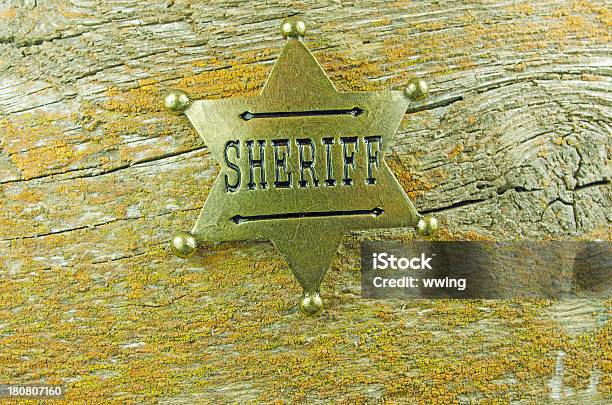 Latón Sheriff Badge En Barn De Planchar Foto de stock y más banco de imágenes de Antigualla - Antigualla, Color - Tipo de imagen, Crimen