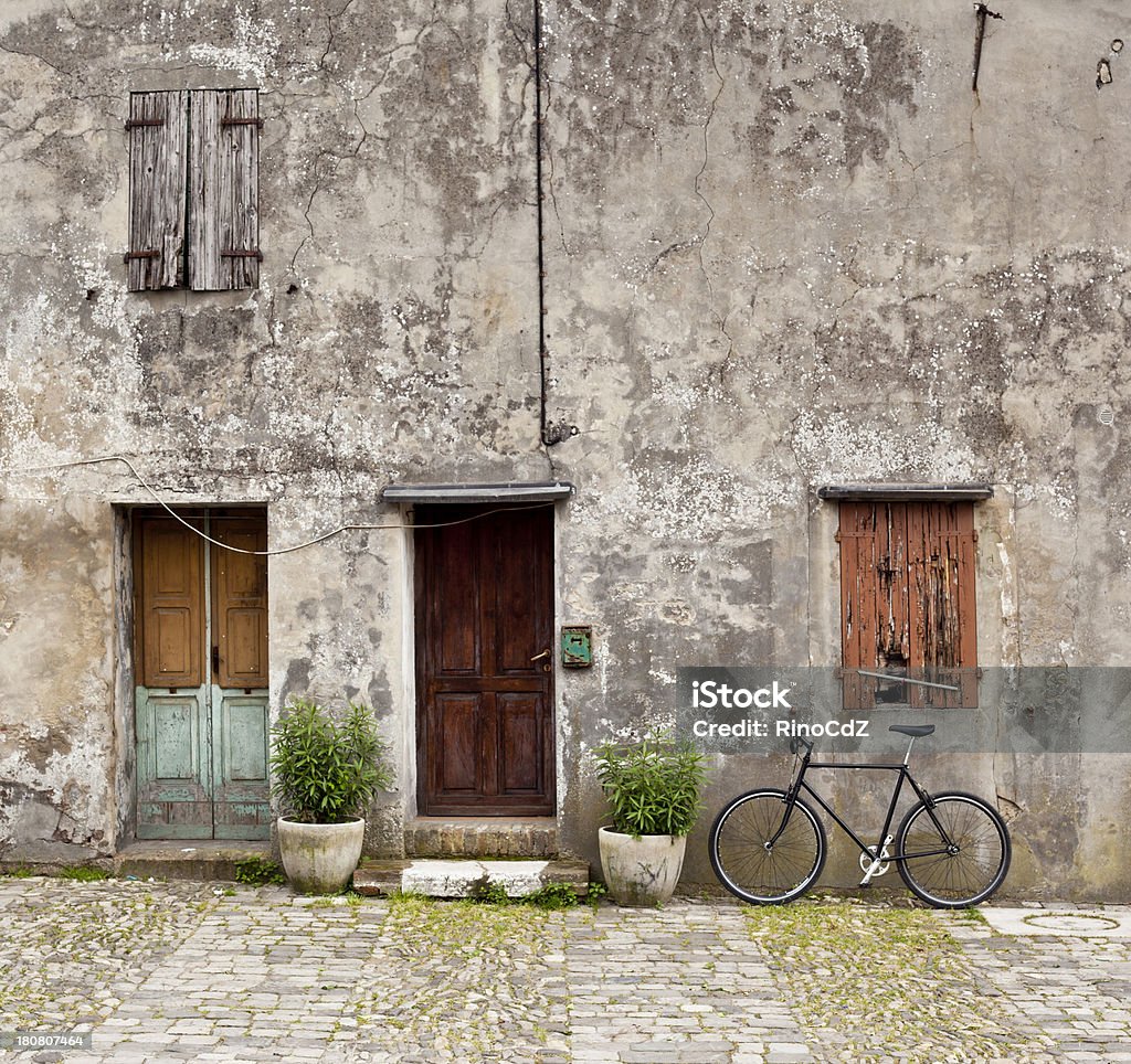 Old Fachada con bicicleta, cuadrado - Foto de stock de Aire libre libre de derechos
