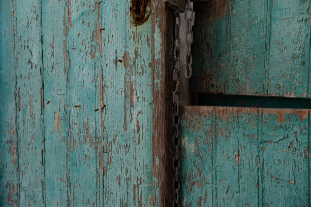 bardzo stare turkusowe drzwi, rustykalna farba, zepsute wejście, zardzewiały metalowy łańcuch i zamek - wood shutter rusty rust zdjęcia i obrazy z banku zdjęć