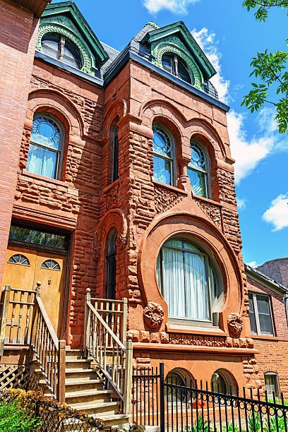 istock Victorian Brownstone mansion in Chicago 180807758
