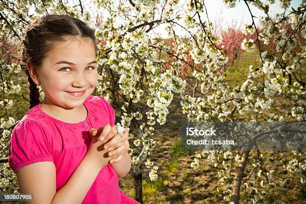 Urocza Dziewczynka Gra Rozkoszując Się Na Drzewie - zdjęcia stockowe i więcej obrazów Cała postać - Cała postać, Drzewo, Drzewo wiśni
