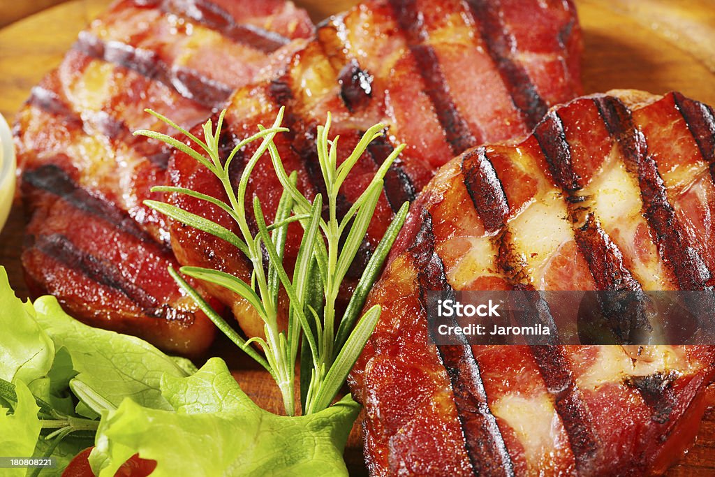 Cerdo asado con cuello en una ronda tabla de cortar - Foto de stock de Aperitivo - Plato de comida libre de derechos