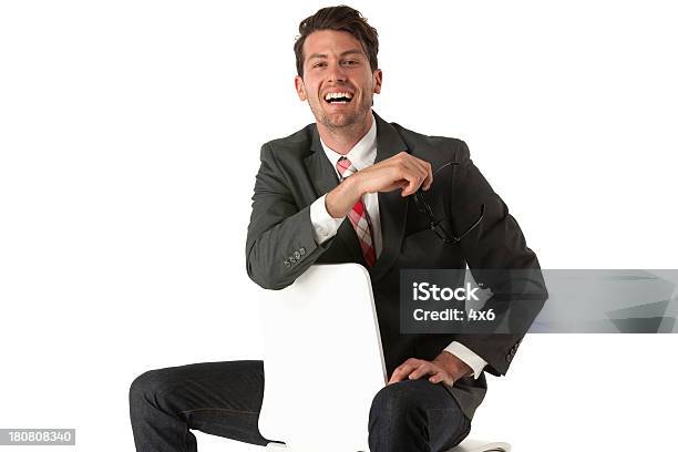 Feliz Hombre De Negocios Sentado En Una Silla Y Regresiva Foto de stock y más banco de imágenes de 20 a 29 años