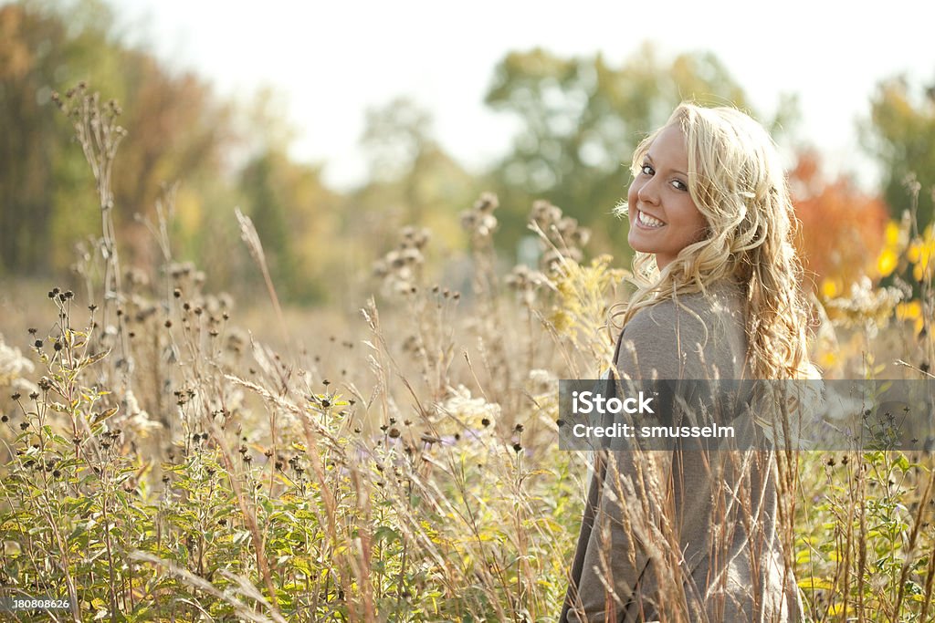 Pretty Young Blonde Girl Standing In A Field - Foto de stock de 18-19 años libre de derechos