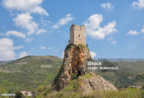 Torre Medievale Di Monticchiosermoneta Lazio Italia - Fotografie stock e altre immagini di Ambientazione esterna