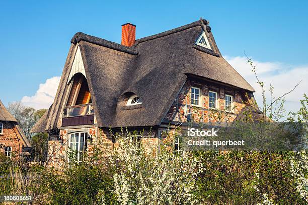 Idyllischen Strohgedeckten Hütte Stockfoto und mehr Bilder von Einfamilienhaus - Einfamilienhaus, Alt, Bauwerk