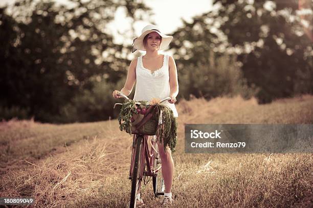 Mulher Jovem Com Bicicleta - Fotografias de stock e mais imagens de Adulto - Adulto, Ao Ar Livre, Beleza