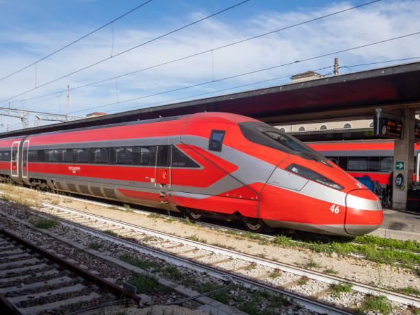 pociąg frecciarossa 1000 w wenecji, włochy - north eastern italy zdjęcia i obrazy z banku zdjęć