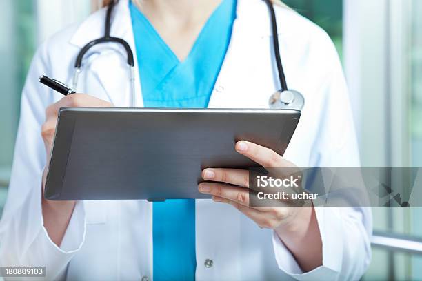 Médica A Trabalhar Tablet Digital - Fotografias de stock e mais imagens de Monitor de Computador - Monitor de Computador, Profissional de enfermagem, Acidentes e Desastres