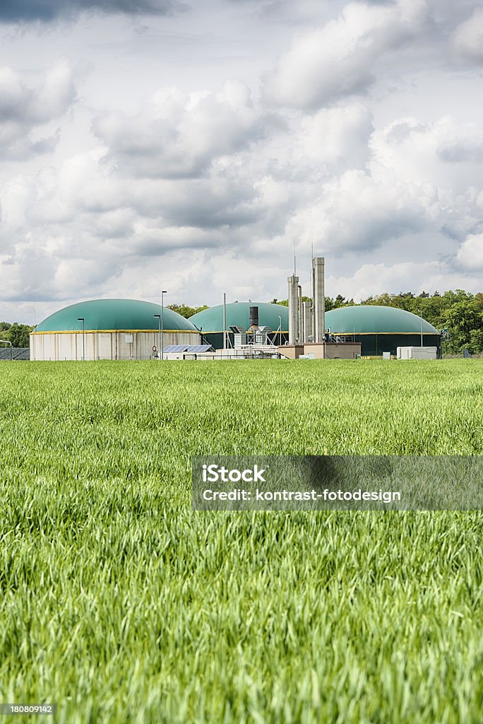 Biomassa energia Planta em um grande Paisagem com nuvens Energiewende biogás - Royalty-free Biogás Foto de stock