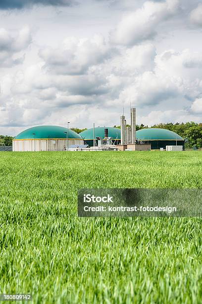 Biomassa Energia Planta Em Um Grande Paisagem Com Nuvens Energiewende Biogás - Fotografias de stock e mais imagens de Biogás