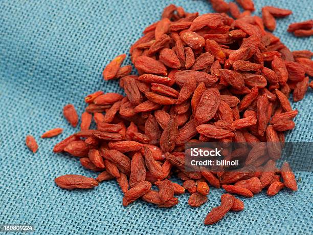 Orgânico Cru Goji Bagas - Fotografias de stock e mais imagens de Alimentação Saudável - Alimentação Saudável, Amontoar, Antioxidante