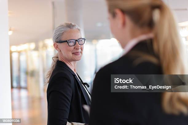 Senior Businesswomen Com A Sua Assistente Feminino - Fotografias de stock e mais imagens de 25-29 Anos - 25-29 Anos, 50-54 anos, Adulto