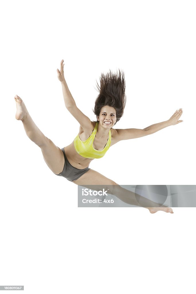 Felice giovane donna saltando - Foto stock royalty-free di A mezz'aria