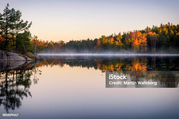 Spokojne Jezioro W Jesień Z Mgły - zdjęcia stockowe i więcej obrazów Jezioro - Jezioro, Jesień, Szwecja