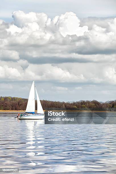 A Vela Yacht - Fotografie stock e altre immagini di Acqua - Acqua, Ambientazione esterna, Andare in barca a vela