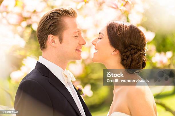 花嫁と花婿のマグノリアの花の下でキス - 2人のストックフォトや画像を多数ご用意 - 2人, お祝い, アウトフォーカス