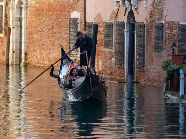 gondolier na kanale rio marin, wenecja, włochy - north eastern italy zdjęcia i obrazy z banku zdjęć