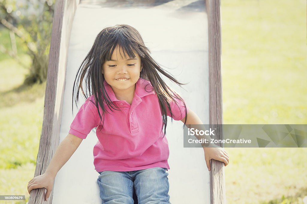 Glückliche Kinder spielen im park - Lizenzfrei Aktivitäten und Sport Stock-Foto