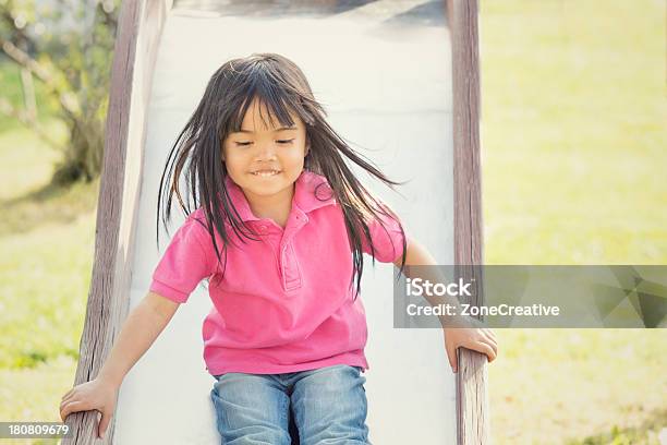 Felice Dei Bambini Che Giocano Nel Parco - Fotografie stock e altre immagini di Allegro - Allegro, Ambientazione esterna, Ambiente