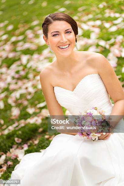 Elegante Sposa Sorridente E Guardando La Telecamera - Fotografie stock e altre immagini di Abbigliamento formale