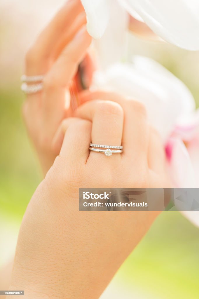 Anello di nozze sul mano della sposa - Foto stock royalty-free di Estate