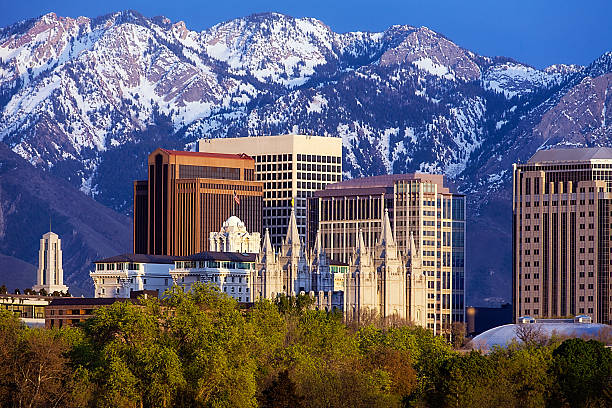 スカイラインのユタ州ソルトレイクシティーの春 - temple mormonism salt lake city temple square ストックフォトと画像