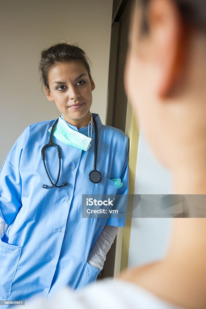 Женский доктор и медсестра в больнице, говорить в Коридор - Стоковые фото 30-34 года роялти-фри